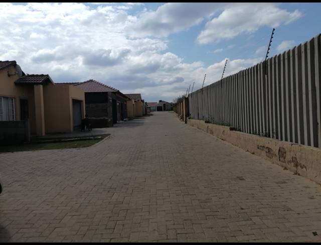 2 BEDROOM TOWNHOUSE FOR SALE IN MOHLAKENG